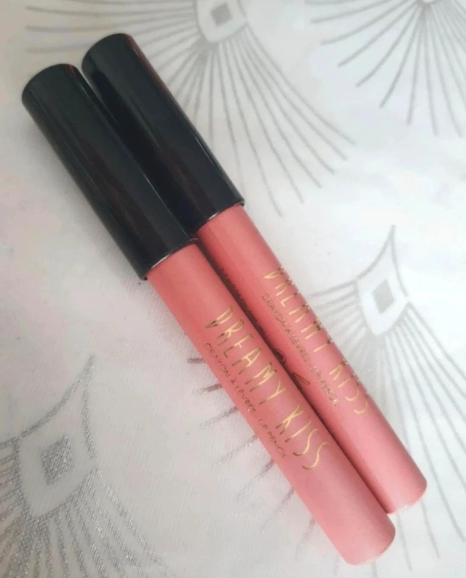 2 crayons à lèvres dreamy kiss